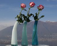Ausblick mit Rosen von der Terrasse auf den Lago Maggiore